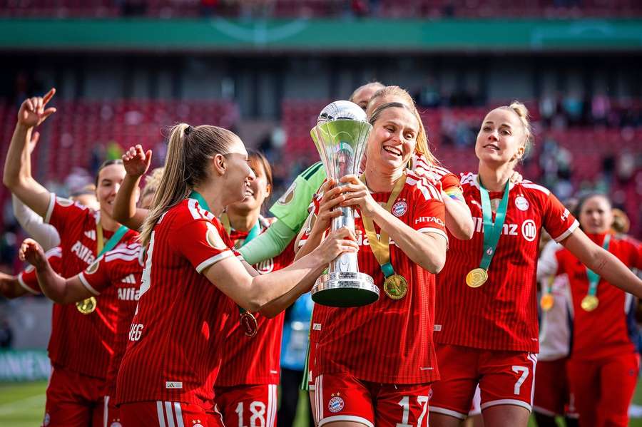 Bühl, Gwinn und Co. mit der Trophäe auf dem Weg zu den Fans