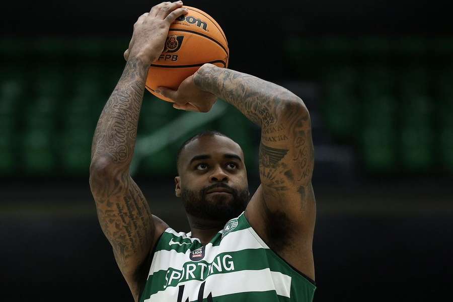 Nick Ward somou 21 pontos, 13 ressaltos e uma assistência
