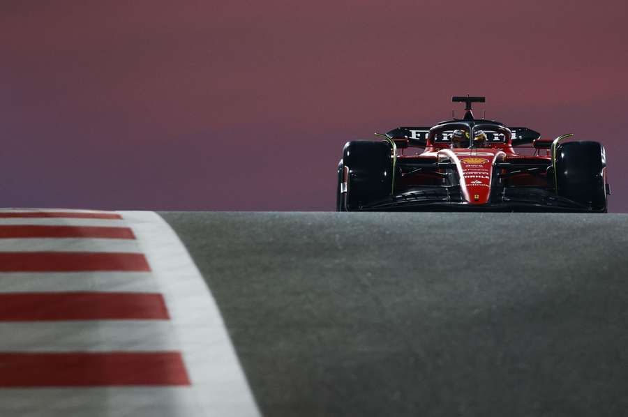 Robert Shwartzman in een Ferrari op het circuit van Yas Marina