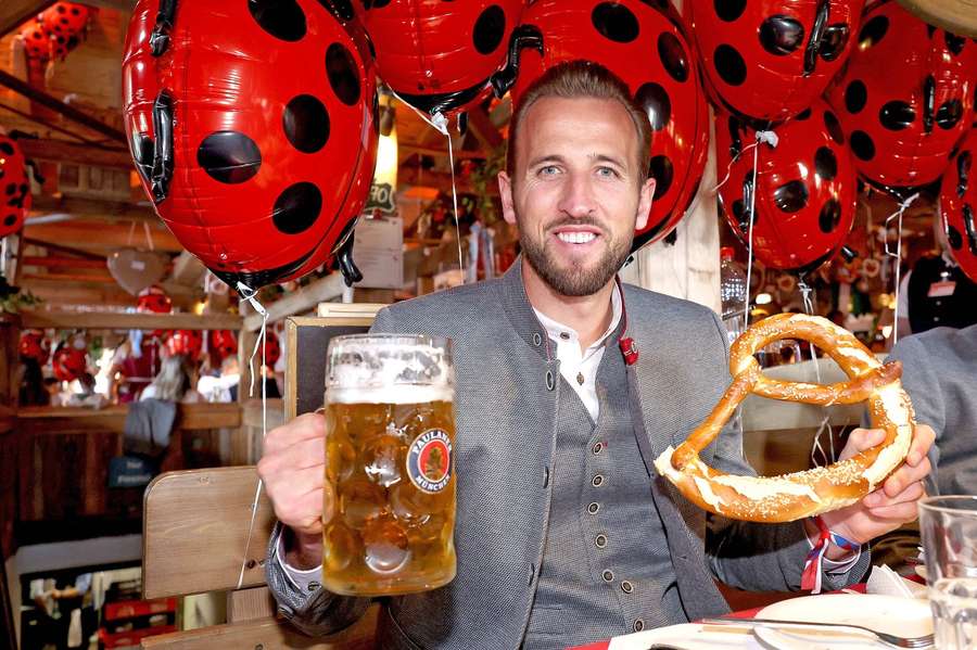 Harry Kane mit Bier und Breze.