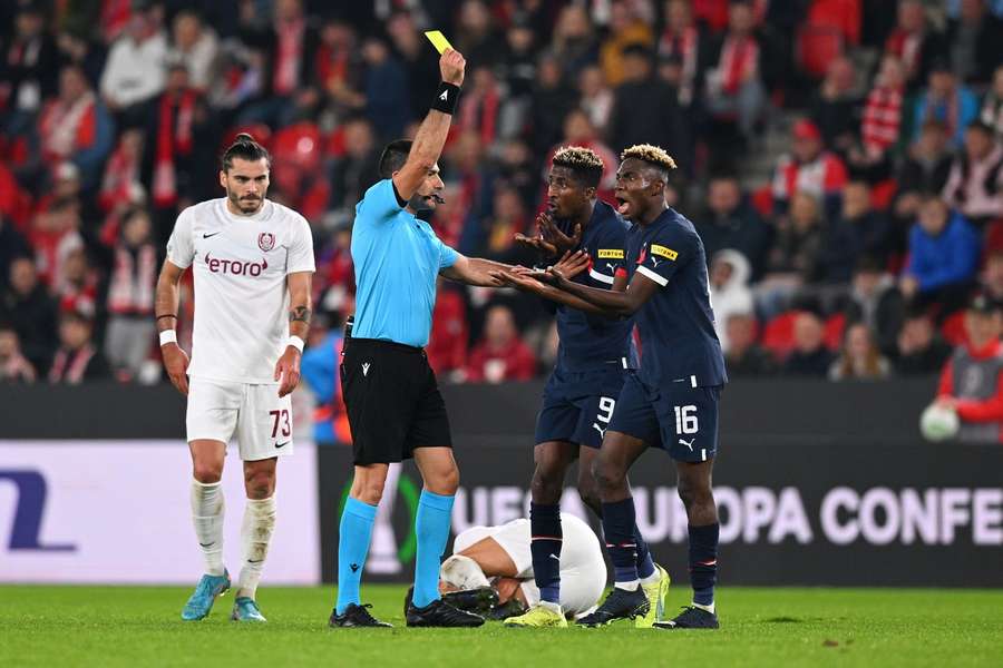 Peter Olayinka dostává žlutou kartu za penaltový faul.