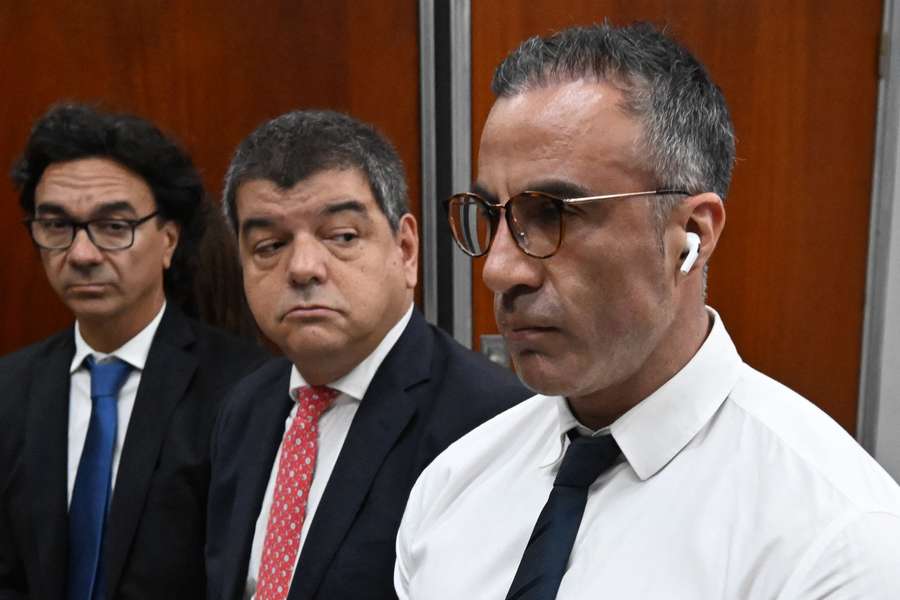El doctor Leopoldo Luque, en primer término, uno de los acusados