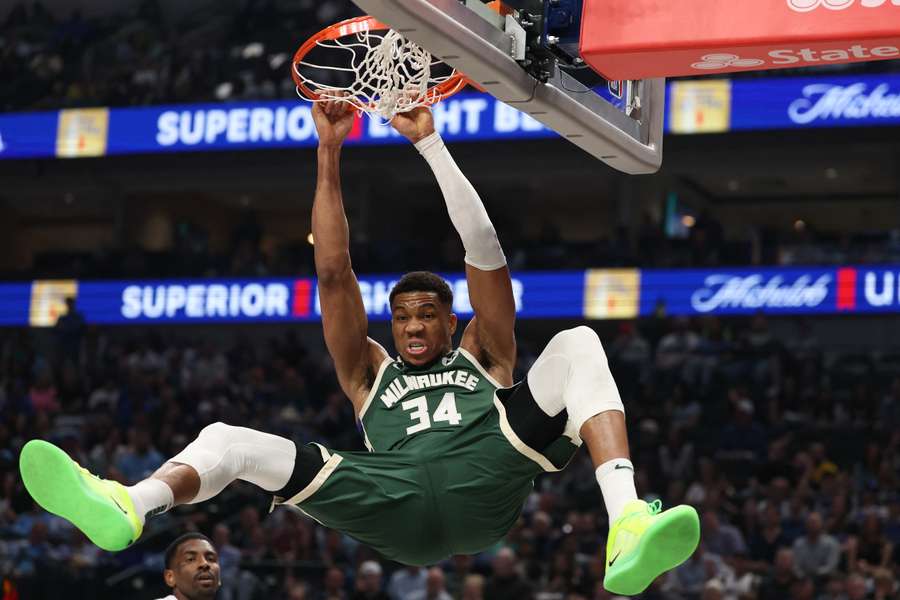  Antetokounmpo  si aggrappa al canestro