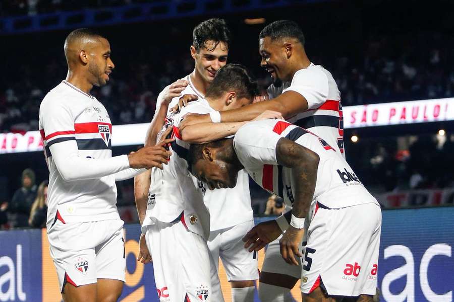 Jogadores do São Paulo comemoram belo gol marcado por Pablo Maia em finalização de fora da área Jogadores do São Paulo comemoram belo gol marcado por Pablo Maia em finalização de fora da área