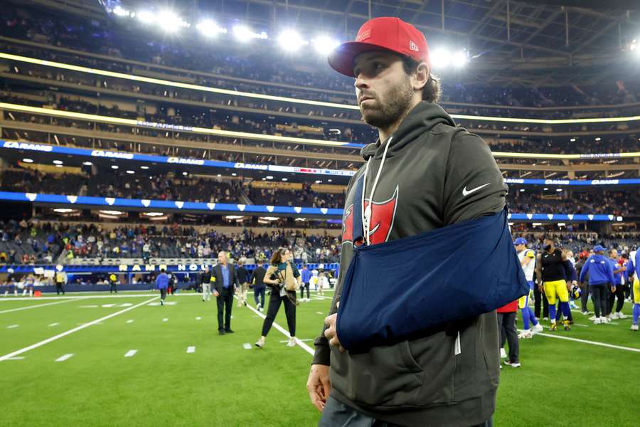 Tampa Bay Buccaneers QB Baker Mayfield walks off field with a sling after Week 12 matchup against Los Angeles Rams Tampa Bay Buccaneers QB Baker Mayfield walks off field with a sling after Week 12 matchup against Los Angeles Rams