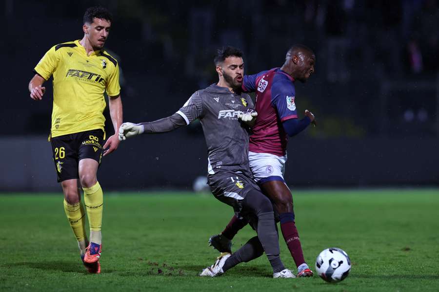 João Gonçalo, guarda-redes do Fafe, foi expulso aos 55 minutos após falta sobre Kévin Zohi