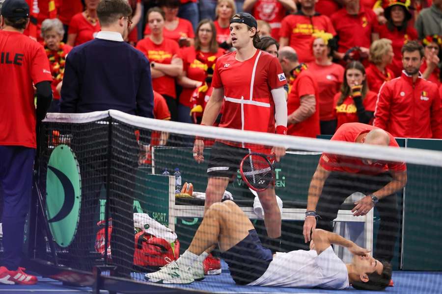 Zizou Bergs počas zápasu medzi Belgickom a Čile zrazil svojho súpera k zemi.
