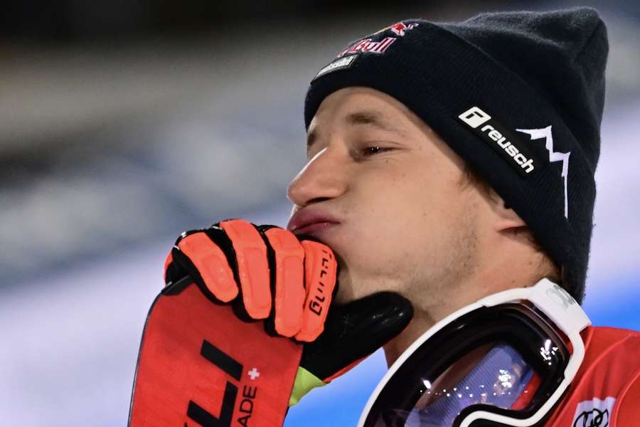 Marco Odermatt na afloop van zijn tweede run in het Oostenrijkse Schladming