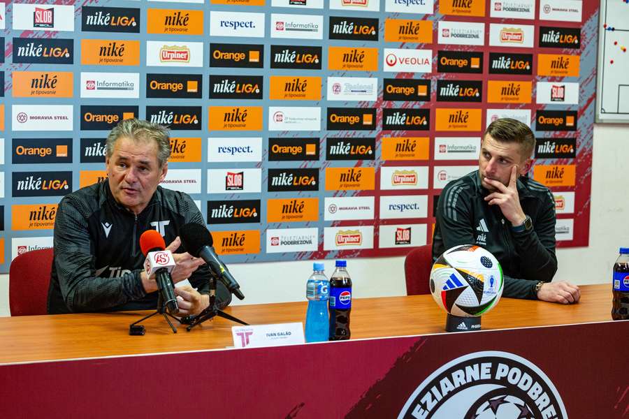 Markulík počas tlačovej konferencie vedľa Ivana Galáda.