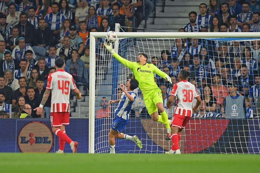 Matheus Magalhães em ação diante do FC Porto