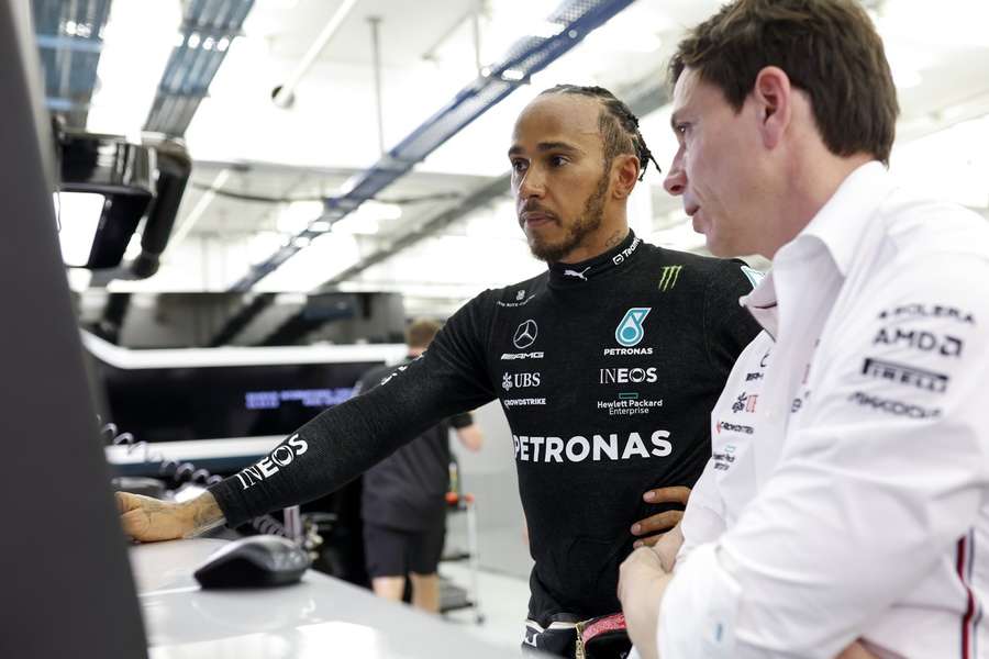 Lewis Hamilton spolu so svojím šéfom Totom Wolffom.