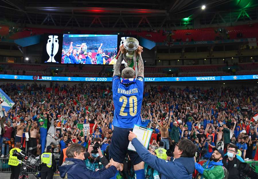 Federico Bernardeschi s trofejou pre víťaza Eura.