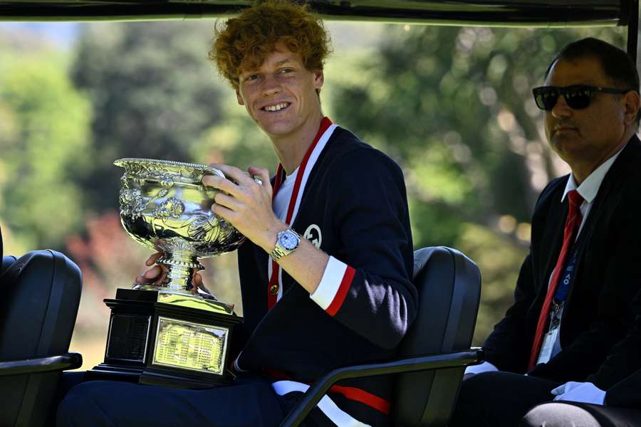 Sinner com o troféu do Australian Open