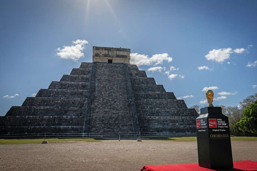 Le trophée de la Coupe du monde présenté sur le site maya de Chichén Itzá, au Mexique