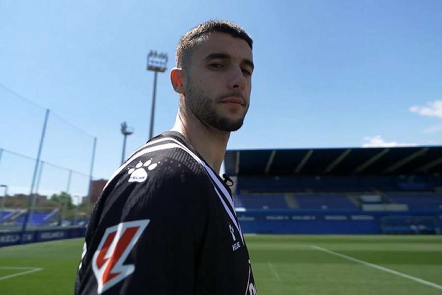 Barcelona plan Espanyol raid for keeper Garcia