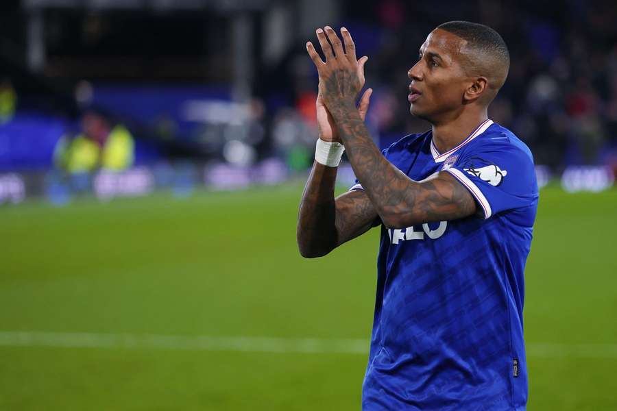 Były kapitan Man Utd, Young, ogłasza zakończenie kariery