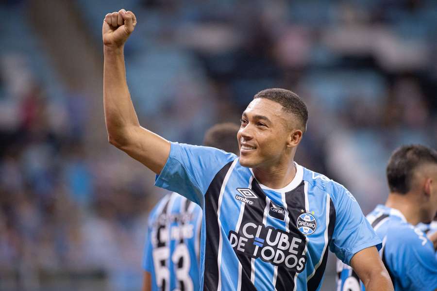 De pênalti, Carlos Vinícius determinou a vitória do Grêmio