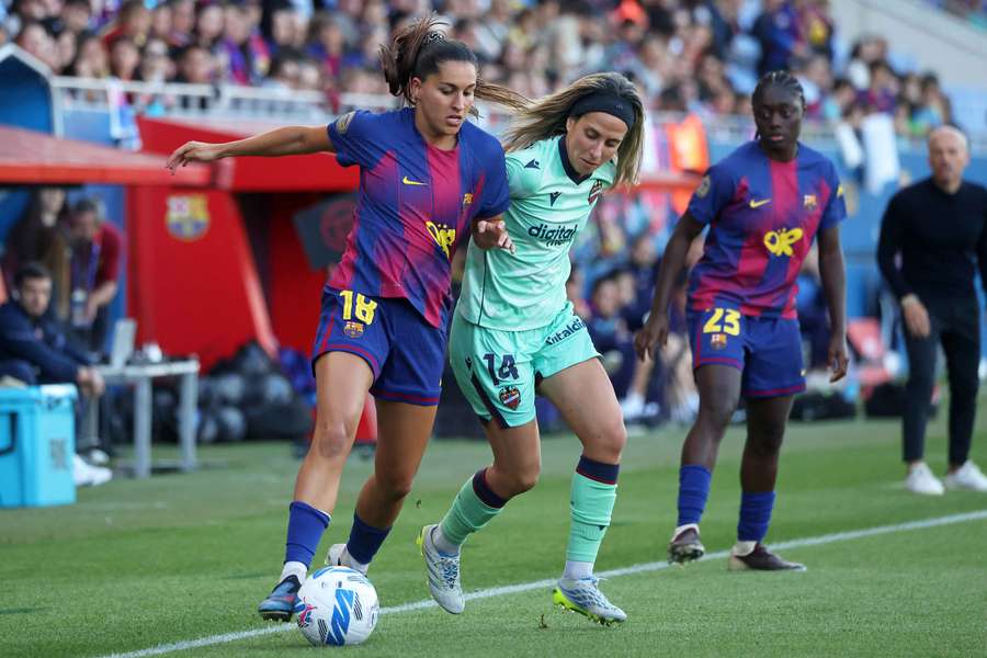Dolores Silva disputa a bola com a compatriota Kika Nazareth Dolores Silva disputa a bola com a compatriota Kika Nazareth