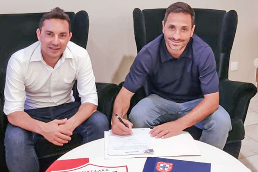 Klauss Câmara com o treinador do Santa Clara, Vasco Matos