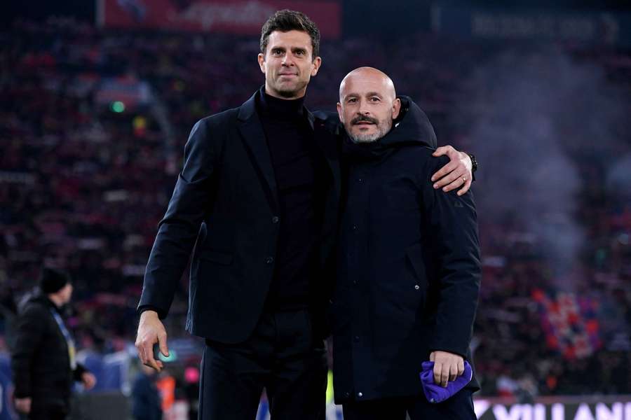Thiago Motta, Vincenzo Italiano e, sullo sfondo, la Curva rossoblu