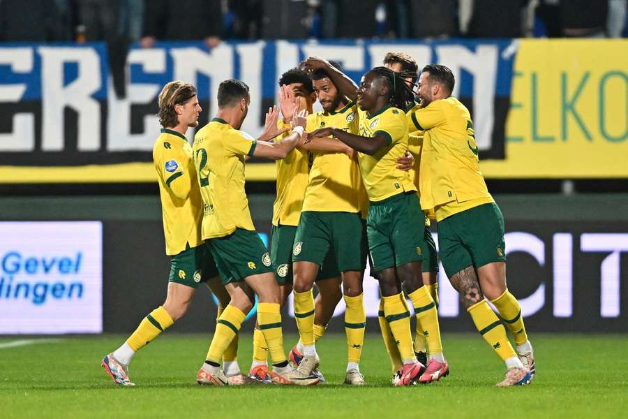 Fortuna Sittard vieren een doelpunt van Loreintz Rosier