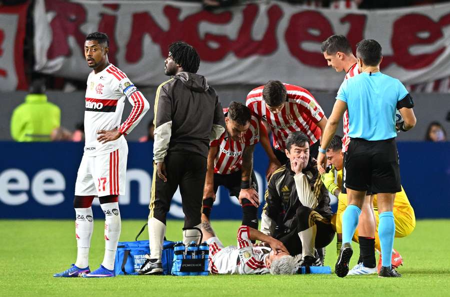 Atendimento a Arrascaeta em Estudiantes x Flamengo