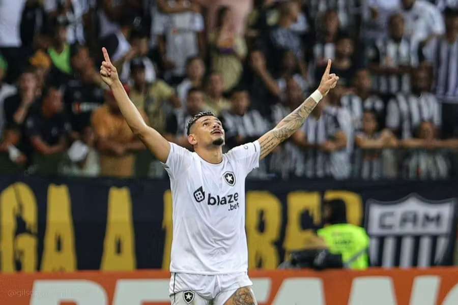 Tiquinho Soares foi decisivo com um golo e uma assistência