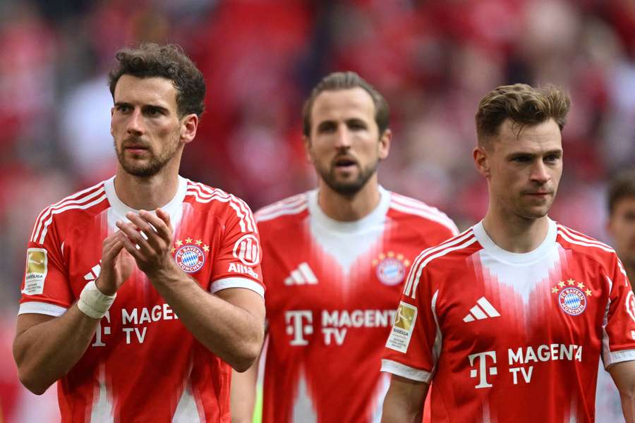Goretza (l.), Kane (M.) und Kimmich (r.) nach dem Remis gegen Heidenheim