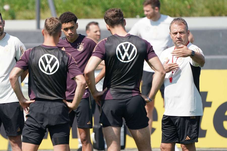 Bundestrainer Hansi Flick (re.) gibt Anweisungen im Training