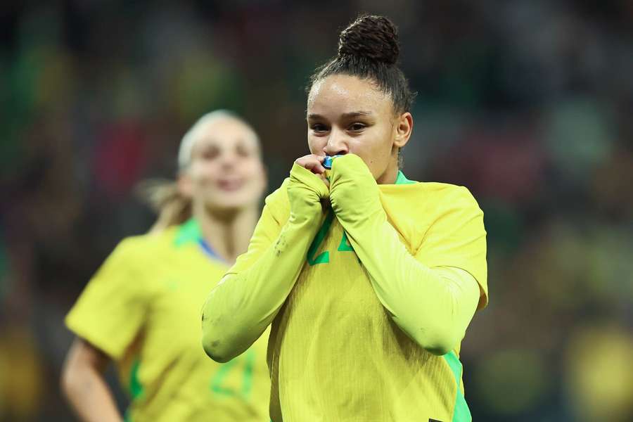 Dudinha teve uma estreia dourada pela Seleção principal