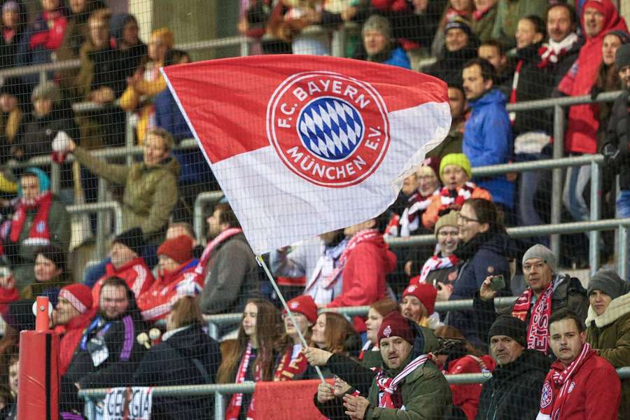Ein begeisterter Fan der Bayern-Damen schwingt die Fahne.