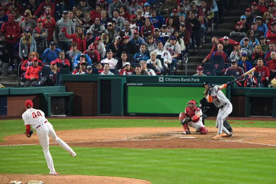 Philadelphia po pěti homerunech a jasné výhře opět vede Světovou sérii.