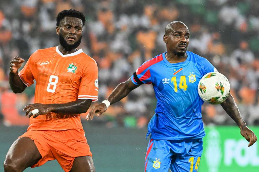 D.R. Congo's Gael Kakuta (right) fights for the ball against the Ivory Coast