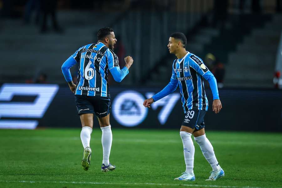 Reinaldo garantiu a virada do Grêmio em duas bolas paradas