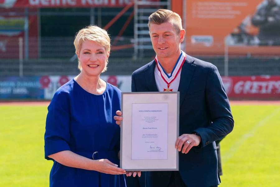Toni Kroos zusammen mit Manuela Schwesig.