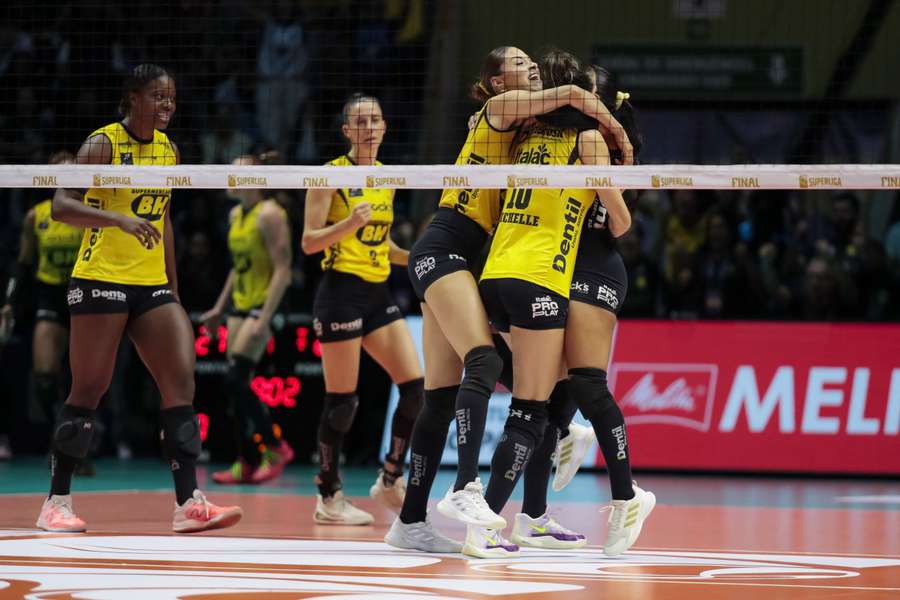 Jogadoras do Dentil Praia Clube celebram conquista no Ginásio do Ibirapuera