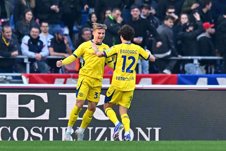 Martin Frese a Domagoj Bradarič oslavují branku Verony proti Boloni.