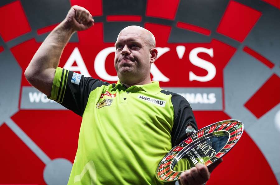 Van Gerwen met de schaal na de overwinning in Amsterdam