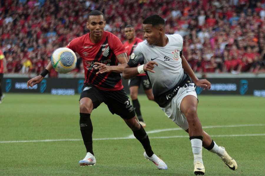 Athletico-PR e Corinthians empataram com gol do Timão no fim