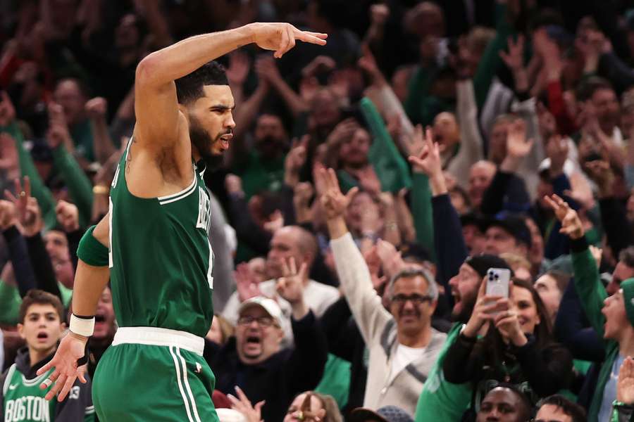 Celtics' Tatum viert een punt tijdens de match tegen de Warriors