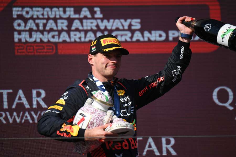 Verstappen posa com o seu troféu no Grande Prémio da Hungria