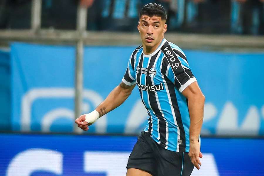 Suárez em ação com a camisa do Grêmio contra o Botafogo