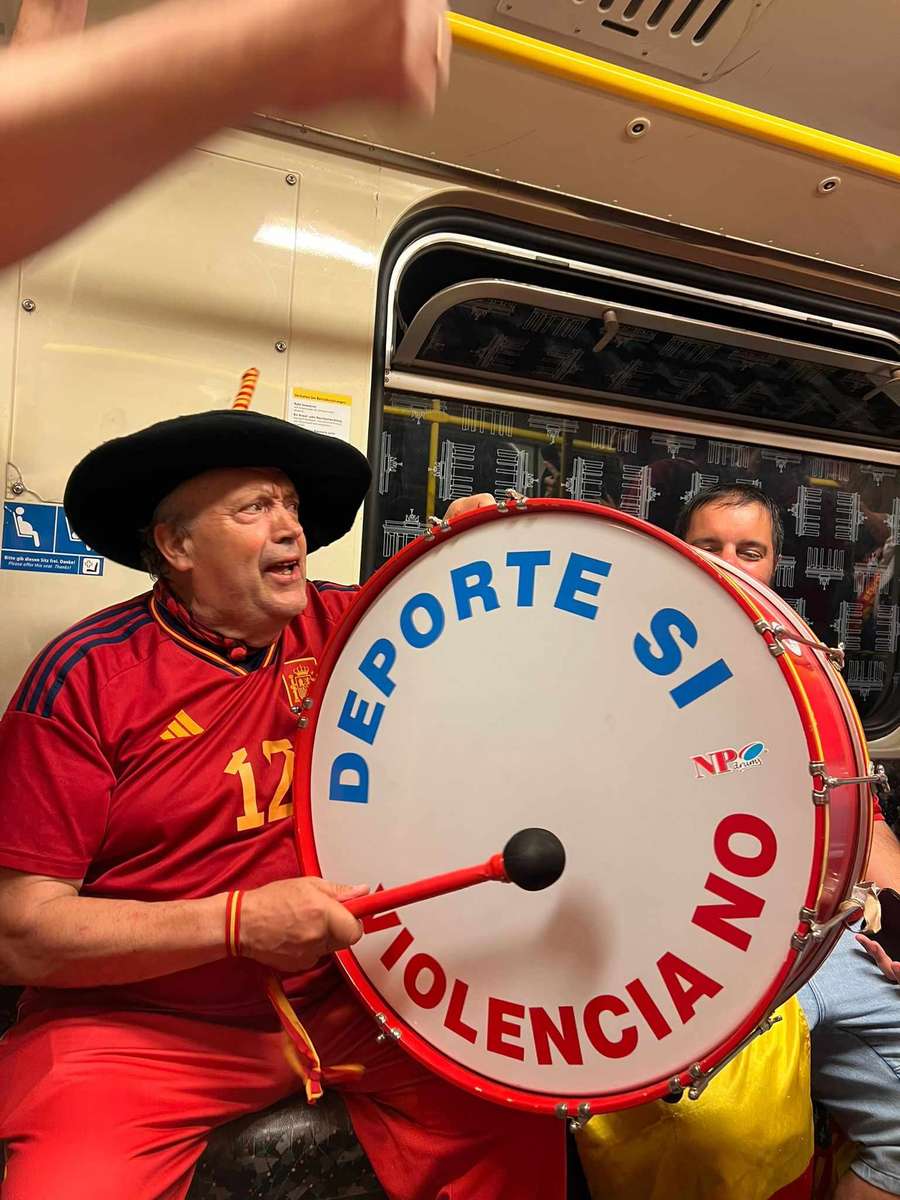 Manolo el el Bombo, en el metro de Berlín en la pasada Eurocopa Manolo el el Bombo, en el metro de Berlín en la pasada Eurocopa