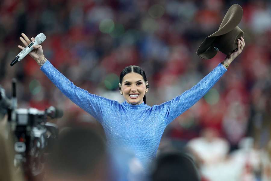 Ana Castela foi destaque global com performance do hino nacional brasileiro