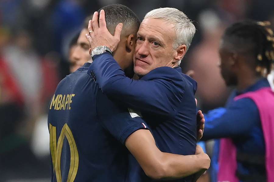 Mbappé festeja con Deschamps el pase de Francia