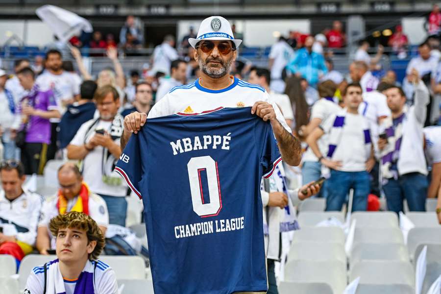 Een Real Madrid-supporter voorafgaand aan de Champions League-finale in 2022