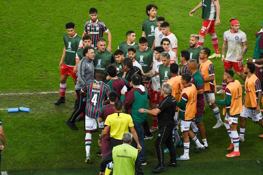 Treinador do Argentinos Juniors, Gabriel Milito (de calção cinza), discute com o banco de suplentes do Fluminense