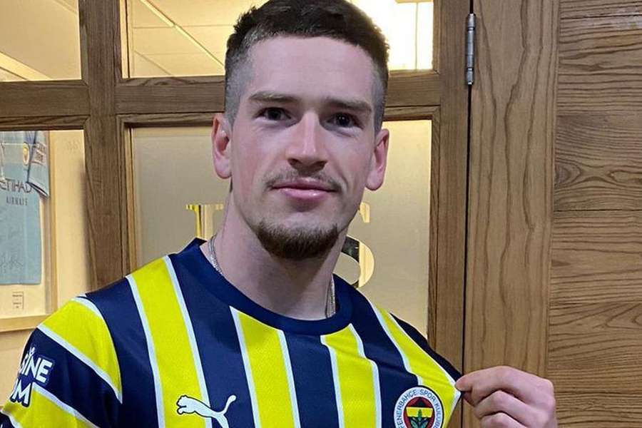 Ryan Kent à chegada ao Fenerbahçe