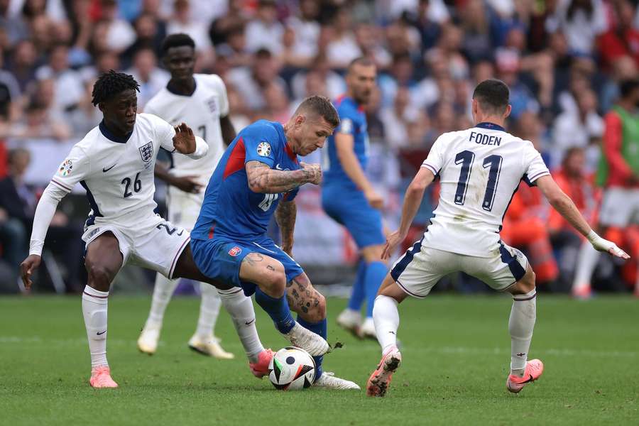 Bukayo Saka a Phil Foden v zápase proti Slovákovi Jurajovi Kuckovi.