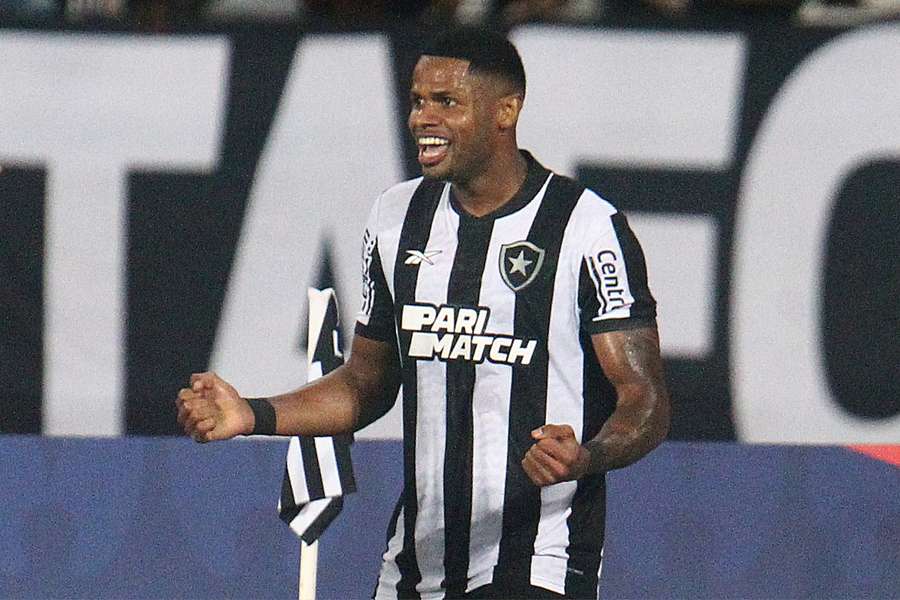Júnior Santos fez dois golaços e deixou o Botafogo em vantagem contra o Bragantino